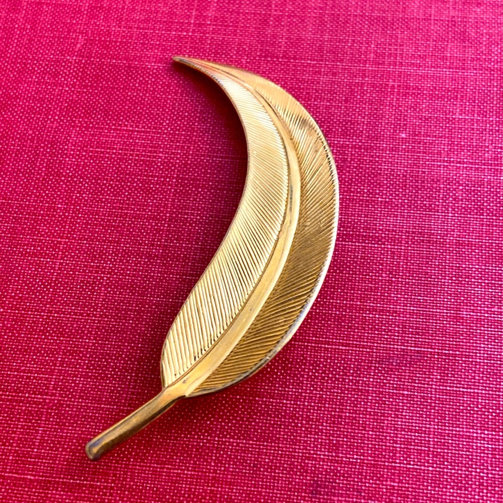 Vintage 80s Gold Toned Alloy Feather Broach